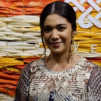 Salah satu anting dari koleksi Dewi Sri. Pada saat itu Sri mengangkat kehidupan dan proses dari padi itu sendiri. Simbolnya adalah padi itu mulainya dari kita tanam lalu setelah dia tumbuh menjadi besar akhirnya kita ambil untuk kita sendiri, dan abis itu setelah selesai ditaruh lagi dan dibakar dan akhirnya memperkaya. Jadi siklus itu semua yang diambil sehingga rumpun padi ini juga keliatan nggak semuanya mekar, jadi ada yang mulai layu gitu, jelas Franka. Foto: Anggi Mayasari / Wolipop