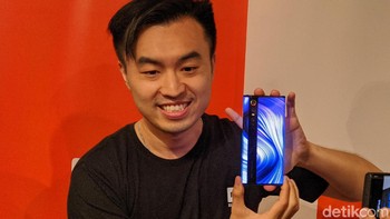 Praktis, bagian yang tak tertutup layar hanyalah sebuah garis yang menyimpan tiga kamera belakang. Ponsel ini saat ini belum dipasarkan. Foto: Adi Fida Rahman/detikINET