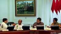 Menteri Pertahanan Prabowo Subianto, Menko PMK Muhadjir Effendy, Menko Bidang Perekenomian Airlangga Hartarto, dan Menkpolhukam Mahfud MD menghadiri rapat terbatas tersebut.