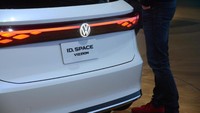 Soal jarak tempuh jangan khawatir, mobil ini dikatakan akan mampu berlari hingga 300 mile atau setara dengan 482 km. Dan untuk mencapai kecepatan 0-96 km/jam, mobil ini hanya butuh waktu 6 detik. Foto: Pool (Autoevolution)