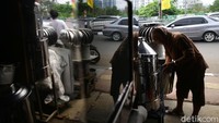 Harga yang dibanderol untuk dandang tersebut pun bersaing dengan bermunculannya usaha serupa dengan produksi massal dan dilengkapi dengan perlengkapan modern.