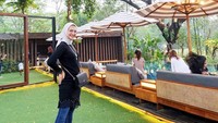 Selain pintar dan berprestasi, begini gaya modis Angkie ketika berada di salah satu restoran dengan konsep garden.  Foto: Instagram @angkie.yudistia