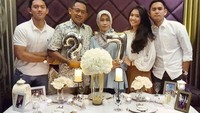 Memperingati hari ulang tahun pernikahan kedua orang tuanya, Belva mengajak keduanya makan malam. Ia juga hadir bersama dua adiknya. Kompak banget ya! Foto: Instagram belvadevara