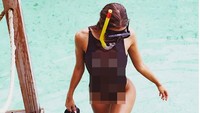 Liburannya saat di Maldives. (viki_odintcova/Instagram)