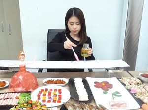 Super Kreatif! Wanita Ini Bikin BBQ Pakai Penghangat Ruangan Kantor