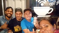 Hang out di coffee shop bersama teman-teman dari Papua. Ternyata momen ini diambil ketika kumpul masyarakat Papua di Fakfak. Foto: instagram @billymambrasar