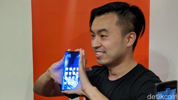 Mi Mix Alpha tak membutuhkan kamera depan, karena jika penggunanya mau selfie, mereka cukup menggunakan kamera belakang dan melihat tampilan kameranya dari layar di belakang ponsel Foto: Adi Fida Rahman/detikINET