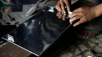 Dandang yang dibuat perajin di rumah produksi perajin perlengkapan rumah tangga di kawasan Cawang, Jakarta, ini dibuat dengan menggunakan perlengkapan dan teknologi yang sederhana.