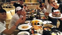 Merayakan ulang tahun Xiumin, ini keseruan member EXO saat makan malam bersama. Foto: Instagram