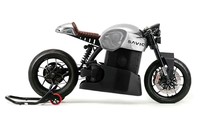 Untuk model tertinggi yakni Alpha, motor listrik ini dijamin bisa berlari hingga 124 mil atau setara dengan 199 km. Dan hanya butuh waktu 4 jam pengisian ulang mencapai 80 persen, akan tetapi ini dijawab dengan ketangguhan yang ditawarkan. Yakni tenaganya yang mencapai 80 bhp serta torsi 133 lb-ft, dan hanya butuh 3,5 detik untuk bisa berlari 0-100 km/jam. Foto: Pool (MCN)