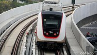 LRT Jakarta akan diintegrasikan dengan transportasi lain seperti Trans Jakarta untuk memudahkan mobilitas masyarakat. Saat ini pihaknya tengah melakukan komunikasi kerjasama untuk pengembangan integrasi moda transportasi.