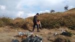 Foto: Sampah Puluhan Botol Isi Urin di Gunung Merbabu