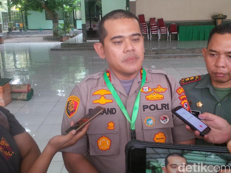 2 Pria Sempat Ditangkap Usai Maruf Amin Salat Jumat di Cirebon 2 Pria Sempat Ditangkap Usai Maruf Amin Salat Jumat di Cirebon