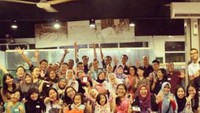 Berfoto bersama dengan rekan dan kerabat, ini momen keseruan Ayu Kartika Dewi saat makan bersama. Setelah semua makanan habis ia pun tak lupa untuk berfoto bersama. Foto: Instagram @ayukartikadewi