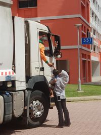 So Sweet! Bocah Ini Bagikan Cokelat ke Supir Truk Sampah