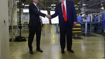 Trump sebelumnya memuji Cook karena tidak seperti bos perusahaan besar lain, Cook melobi sendiri secara langsung, tidak melalui perwakilan. Foto: Associated Press