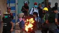 Para demonstran menduduki sebagian dari tiga jembatan utama di Baghdad, yakni Sinak, Ahrar dan Jumurhiya, yang mengarah ke kawasan Zona Hijau yang dikawal sangat ketat. Zona Hijau diketahui menjadi lokasi gedung pemerintahan Irak dan berbagai kedutaan besar dari berbagai negara. Khalid Mohammed/AP Photo.