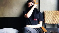 Sehun EXO yang merupakan member termuda, berpose santai dengan segelas es teh di atas meja. Foto: Instagram