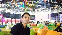 Belva termasuk sosok yang dekat dengan keluarganya. Ia juga sering hangout bersama teman-teman seperti ke area makan Instagramable dengan banyak bean bags. Foto: Instagram belvadevara