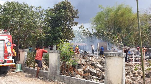 Dua rumah dan kandang sapi ludes terbakar di Wonogiri.