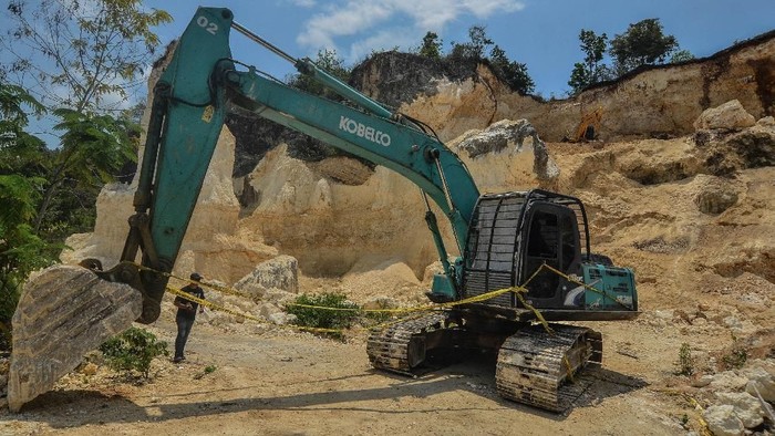 Tambang kapur di Kabupaten Pangandaran ditutup polisi. Pasalnya kawasan itu tak mengantongi izin tambang karena dinilai dapat merusak lingkungan.