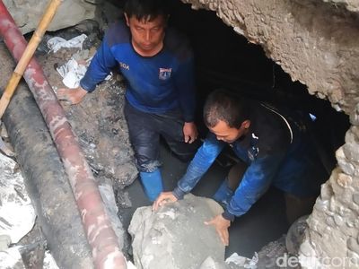 Endapan Semen Tebal Penyumbat Saluran Air di Panglima Polim