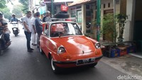 Mobil memiliki pelat asal Surabaya, terlihat ada anak-anak yang duduk di belakang. Setelah menelisik lebih lanjut, mobil itu ternyata mobil yang cukup langka di Indonesia.