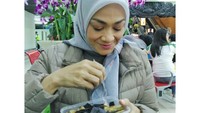 Menyadari bahwa kondisinya tidak sehat, wanita yang mengenyam pendidikan master di bidang hipnoterapi pun memutuskan untuk menurunkan berat badan. Berbagai cara diusahakan tidak berbuah hasil, hanya dengan diet hipnoterapi lah yang membuahkan hasil. (Foto: Instagram/@hughes.dewi)