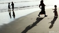 Berjarak sekitar setengah jam perjalanan darat dari pusat Kota Sinabang, Pantai Lantik merupakan salah satu yang bisa dikunjungi traveler pencinta pantai saat berkunjung ke Simeulue.