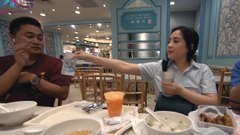 Foto: Nagita Slavina bagi-bagi dolar Singapura (dok.Rans Ent.) Foto: Nagita Slavina bagi-bagi dolar Singapura (dok.Rans Ent.)
