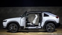 Sebagai informasi, Mazda MX-30 dirilis akhir tahun lalu di ajang Tokyo Motor Show (TMS) 2019. Mobil SUV ini punya tampilan fascia Kodo baru yang lebih kecil dan sederhana dibanding model-model Mazda lainnya. MX-30 memiliki desain yang kompak, dengan bentuk pintu ala mobil sport ikonik, RX-8.  Foto: Mazda