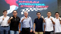 Sporting Director Dorna Sports, Carlos Ezpelata, Wakil Menteri Badan Usaha Milik Negara (BUMN) Kartika Wirjoatmodjo, Legenda MotoGP Michael Mick Doohan, Menteri Pariwisata dan Ekonomi Kreatif (Menparekraf) Wishnutama, Direktur Utama ITDC yang juga selaku Komisaris Utama Mandalika Grand Prix Association (MGPA) Abdulbar M. Mansoer, dan CEO MGPA Ricky Baheramsjah berfoto saat kickstart Race to 2021 di Lot 16 SCBD, Jakarta. Sabtu (23/11/2019).