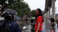 Tak lebih dari 30 menit hujan, sejumlah jalan protokol terendam.