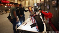 Pengunjung yang datang bisa melihat langsung motor-motor yang khusus didatangkan lengkap dengan kolase foto beserta dokumentasi video yang disebut dengan ”The Journinspiration”.