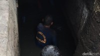 Endapan itu mengganggu saluran, mampet. Ini ada penyumbatan saluran makanya harus diangkut. Ini jaga-jaga buat musim hujan ini. Jadi sekarang harus dirapikan dulu. Jadi kalau masih begitu, nanti hujan udah lebat-lebatnya bisa banjir, kata Operating Zetting Comby Sudin SDA Jaksel, Djunaedi. (Foto: Wilda Hayati Nufus/detikcom)