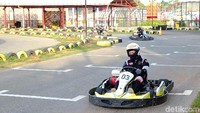 Saat memulai balapan, pengunjung dituntut berkonsentrasi penuh sejak awal. Tak perlu khawatir kesulitan saat mengemudikan gokar. Di Gogokatering, semua unit gokar disetel otomatis. Alhasil hanya perlu menginjak pedal gas dan rem. Tak perlu repot mengoper gigi atau mengatur kopling. Tarif menyewa satu unit gokar, pengunjung cukup merogoh kocek Rp 50 ribu untuk lima menit. Gogokart buka setiap hari pukul 15.00 WIB hingga pukul 21.00 WIB.