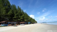 Pantai yang memiliki hamparan pasir putih dan ombak yang relatif tenang ini berada di di Kabupaten Simeulue, Aceh.