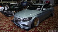 Mobil mewah Mercy jadi terlihat lebih keren dengan modifikasi pada body kit dan pelek. Mobil pun dibuat lebih ceper.