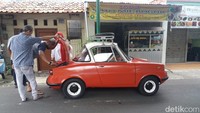 Mobil ini adalah mobil Mazda R360. Mobil ini cukup istimewa karena merupakan mobil penumpang pertama Mazda yang dirilis bulan Mei tahun 1960 lalu.