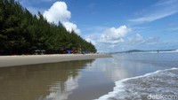 Sejumlah pengunjung nampak berenang dan bermain air di kawasan Pantai Lantik yang berada di Simeulue, Aceh.