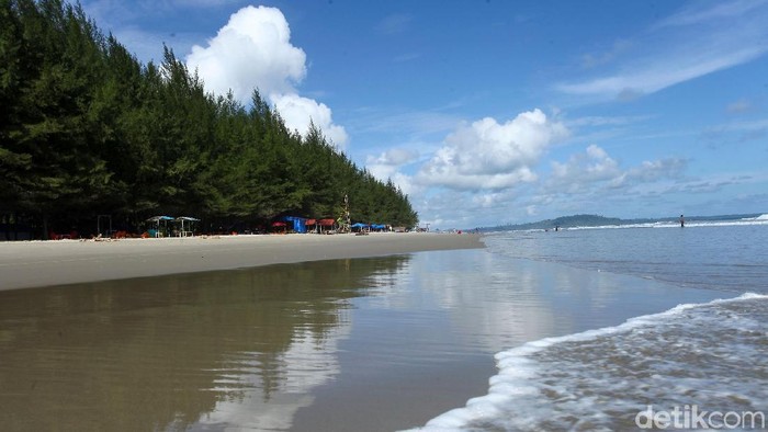 Pantai Lantik yang berada di Kabupaten Simeulue menjadi destinasi wisata menarik untuk dikunjungi di akhir pekan. Seperti apa potretnya? Lihat yuk.