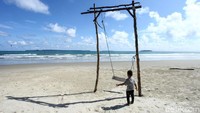 Menariknya, selain menawarkan panorama alam yang memesona, Pantai Lantik juga memiliki berbagai spot foto menarik bagi para pengunjung, salah satunya ayunan yang berada di pinggir pantai ini.