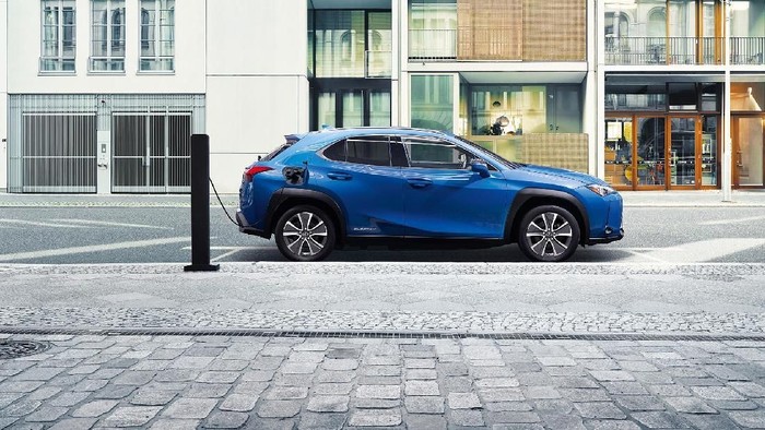 Lexus UX 300e, Mobil Listrik Pertama Lexus