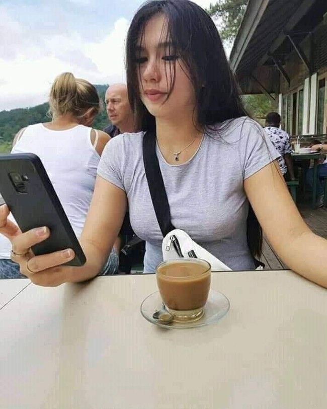 Ia sering terlihat mengenakan busana yang simpel dan beberapa kesempatan kerap mengenakan kaus polos. Foto: Facebook