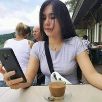 Ia sering terlihat mengenakan busana yang simpel dan beberapa kesempatan kerap mengenakan kaus polos. Foto: Facebook