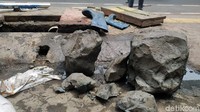 Endapan semen ini diduga sisa proyek trotoar atau MRT (Foto: Wilda Hayati Nufus/detikcom)
