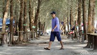 Selain memiliki beragam spot foto instagramable, Pantai Lantik juga dilengkapi dengan sederetan warung sederhana yang dijajakan oleh para pengusaha UMKM.