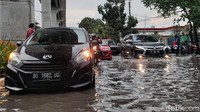 Hujan lebat mengguyur Kota Palembang, Sumatera Selatan. Akibatnya jalan protokol terendam dan banyak mobil mogok karena menerjang banjir.