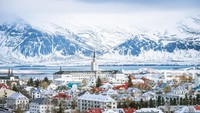 Islandia yang melaporkan tiga kasus di bulan Mei, melarang masuknya WNA, kecuali warga Uni Eropa. Setiap orang yang datang dari luar negeri harus karantina 14 hari sejak 24 April. Pemerintah Islandia berharap untuk mulai mengurangi pembatasan turis internasional pada 15 Juni. Foto ibu kota Reykjavik, Islandia (Foto: iStock)
