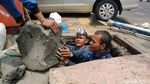 Endapan Semen Tebal Penyumbat Saluran Air di Panglima Polim
